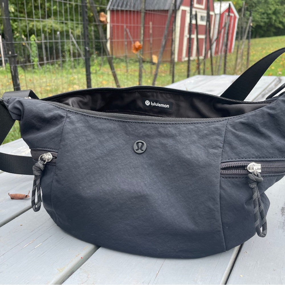 LuLuLemon slouchy sling bag 6L